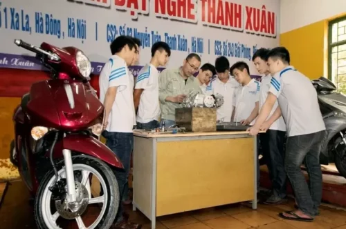 nghe-sua-chua-xe-may-768x511